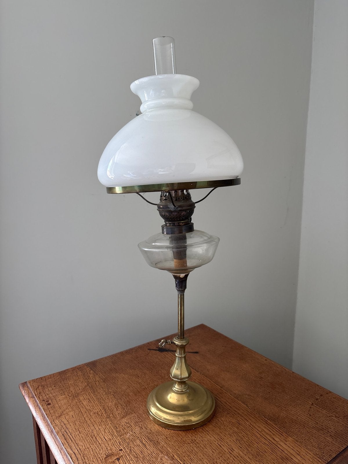 Antieke olielamp met opaline kap, Ophalen