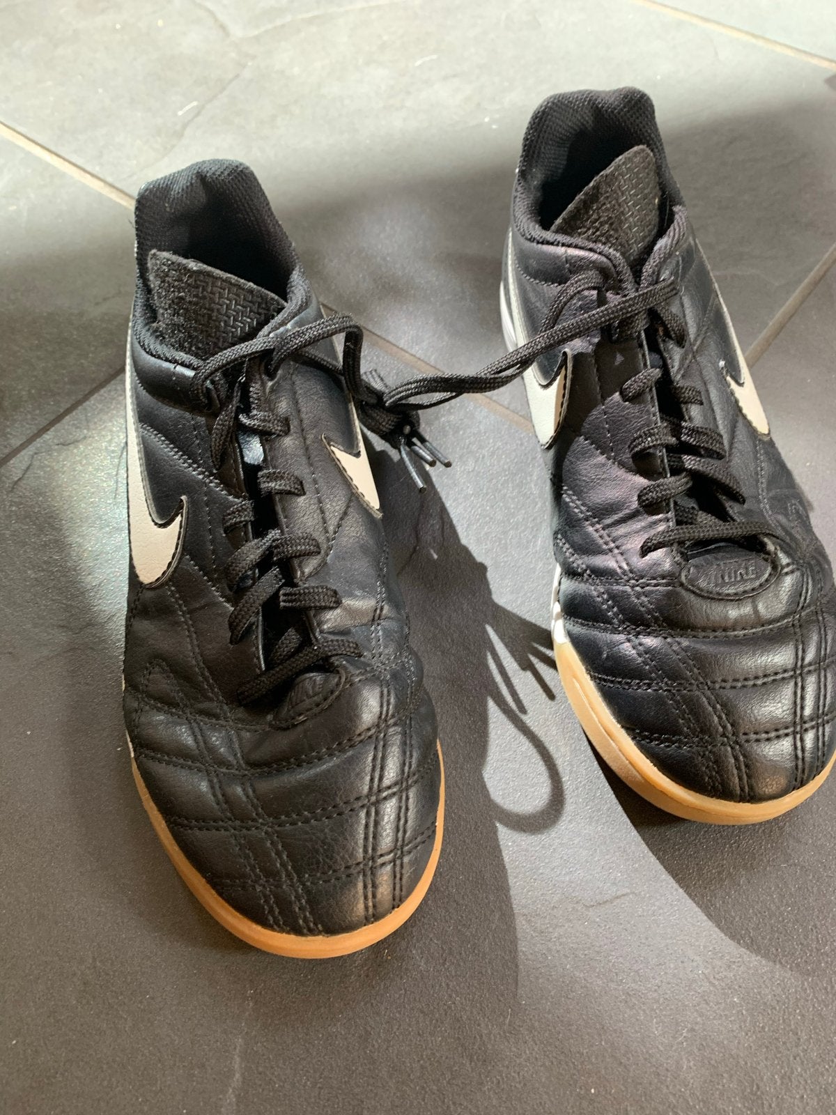 Nike Tiempo zaalvoetbalschoenen - Maat 35.5, Ophalen of Verzenden, Gebruikt, Schoenen