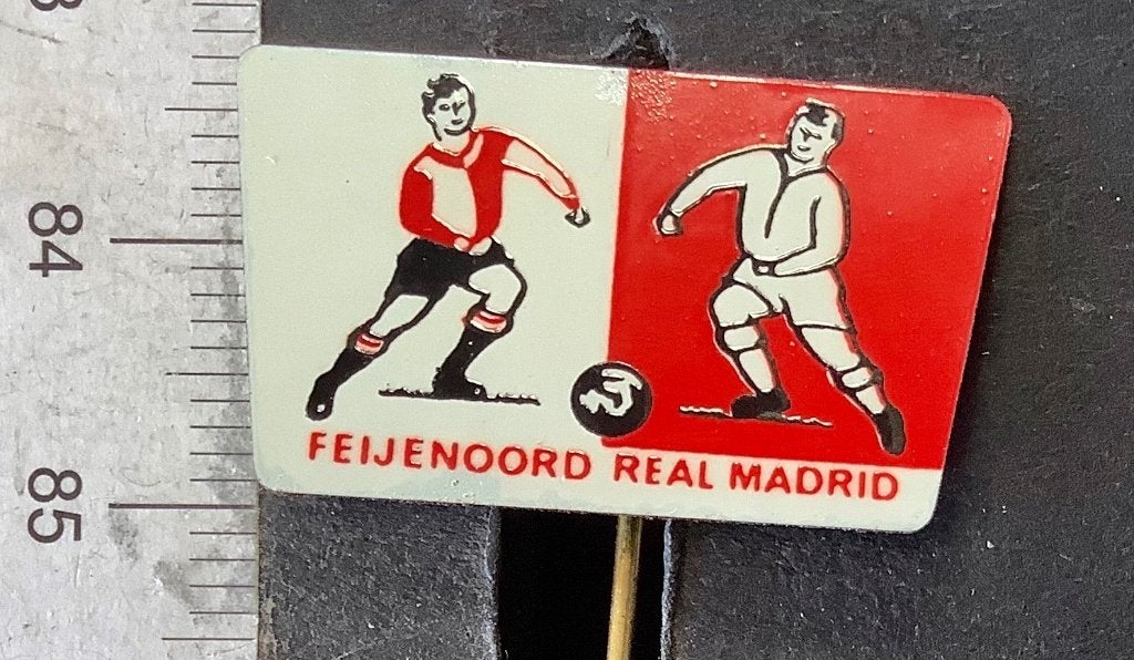 speld, Voetbal. Feyenoord-Real Madrid (AW, Verzamelen, Speldjes, Pins en Buttons, Ophalen of Verzenden, Gebruikt, Sport, Speldje of Pin