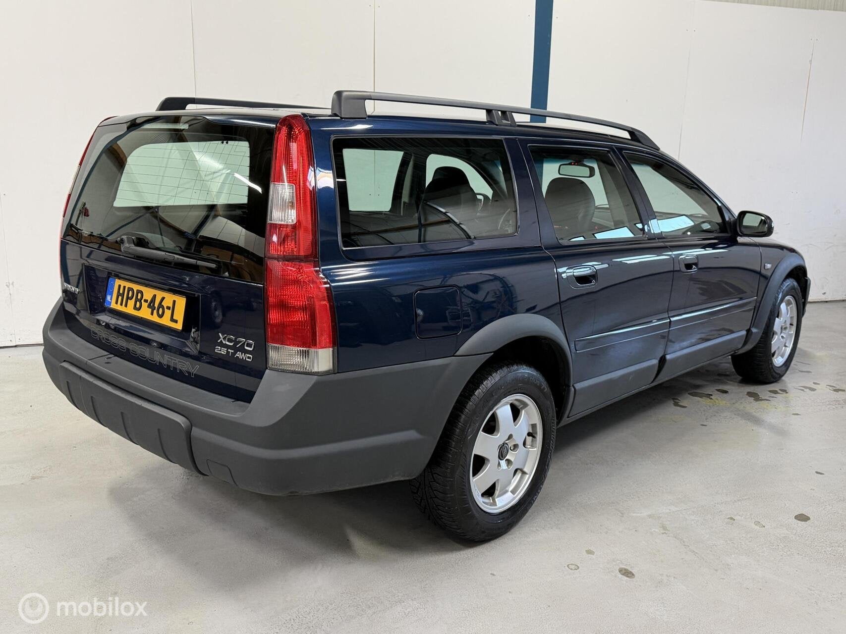 Volvo XC70 2.5 T Comfort Line AUTOMAAT / RIJKLAAR, Auto's, Volvo, Automaat, Gebruikt, Blauw, XC70
