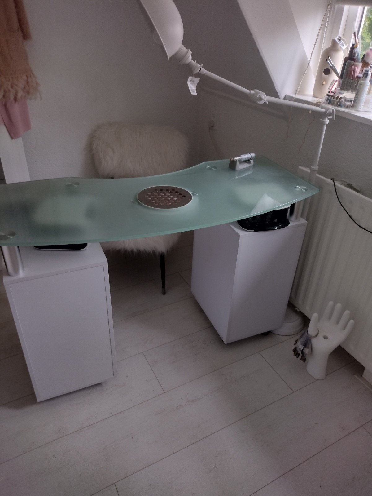 Nagel tafel met afzuiging en lampen en elektrische vijl