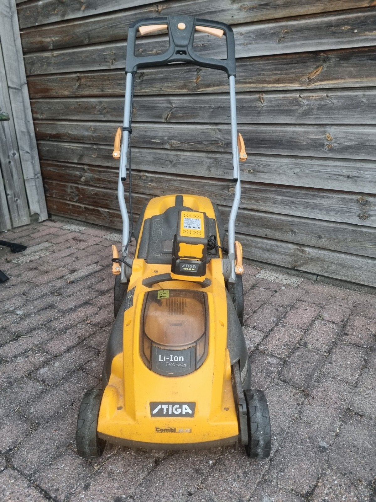 Stiga Combi 40 AE Accu Grasmaaier, acculader kan defect zijn, Ophalen, Cirkelmaaier, Gebruikt, Stiga