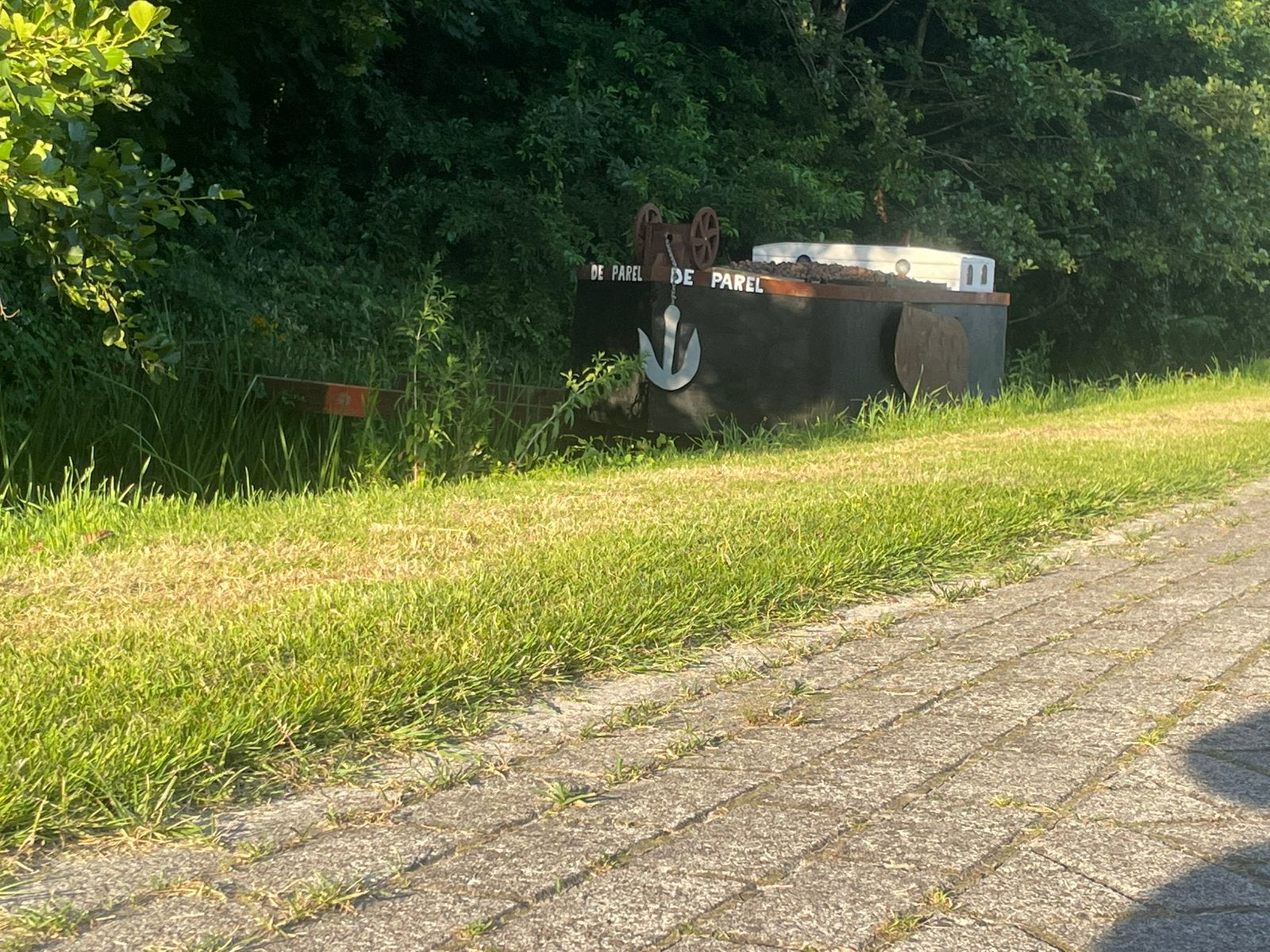 Goedere boot gebruikt bij straatversiering, Ophalen