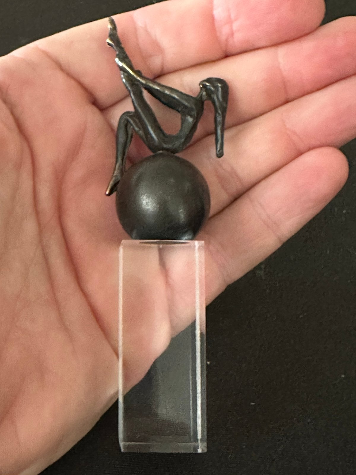 Miniatuur bronzen acrobate gymnast modernistisch beeld 11 cm, Ophalen of Verzenden, Zo goed als nieuw, Overige materialen