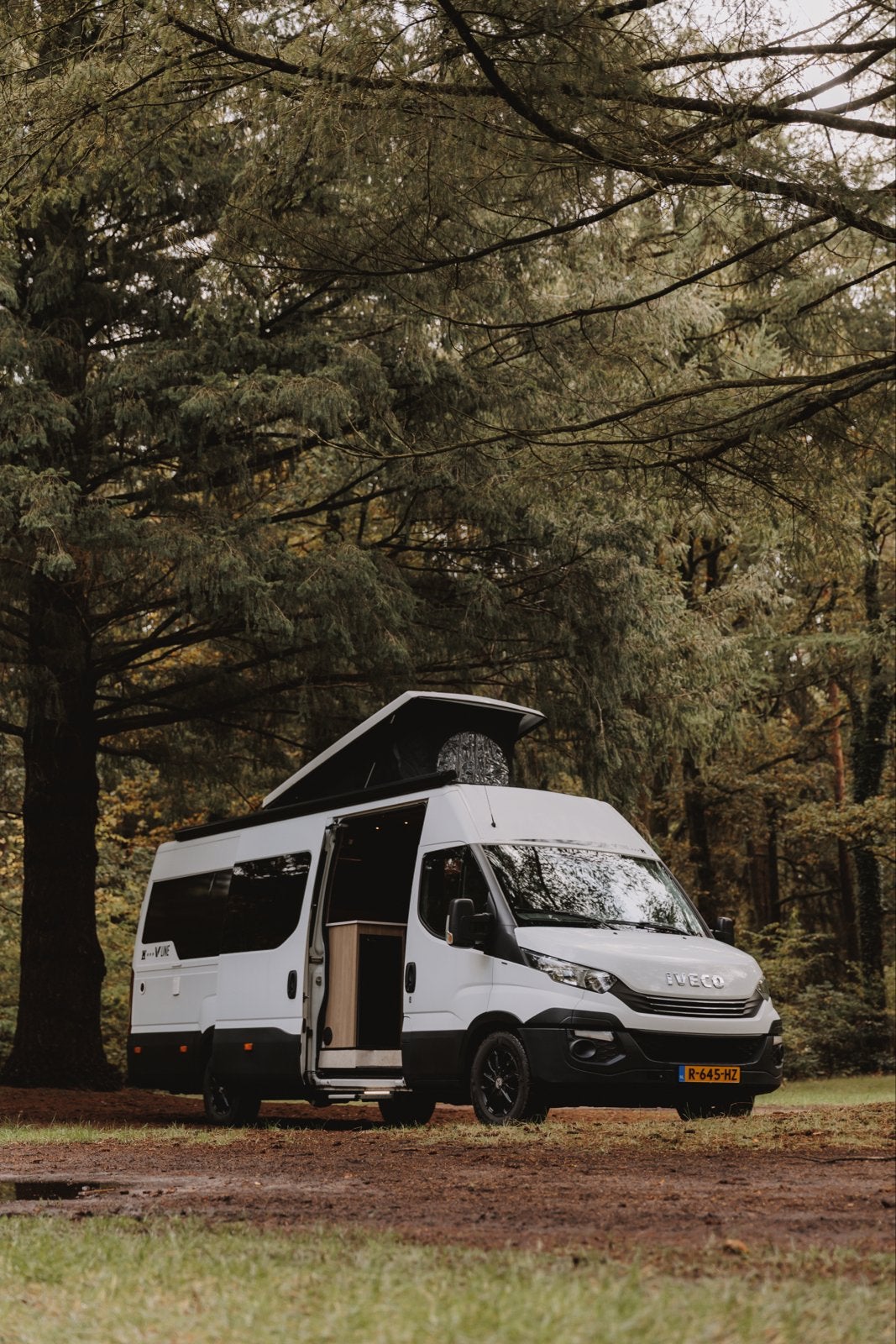 Iveco Daily Camperbus met hefdak en 4 slaapplaatsen, Automaat, Raamblindering, Ringverwarming, 6 tot 7 meter