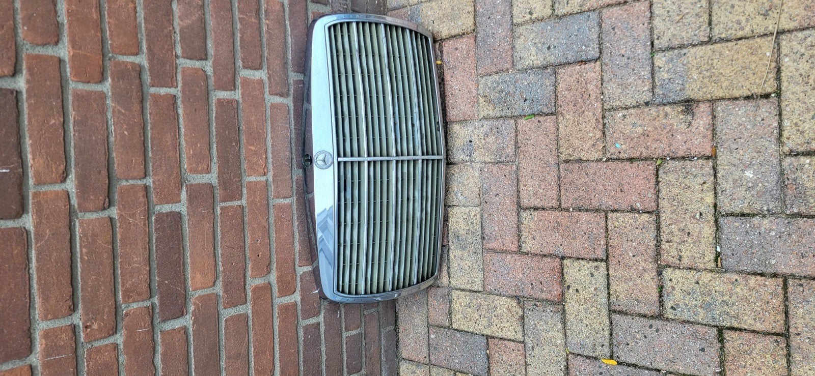 Mercedes-Benz grille - w123 Gebruikt, Gebruikt, Voor, Mercedes-Benz, Ophalen of Verzenden