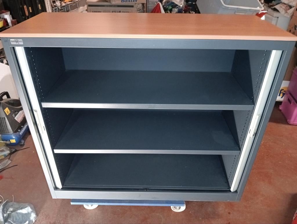 kast in ijzer met 2 stevige liggers  en roldeuren, Ophalen, 25 tot 50 cm, 100 tot 150 cm