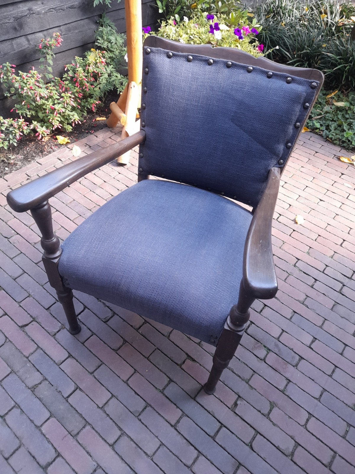 Antieke stoel met blauwe stof en houten frame, Ophalen