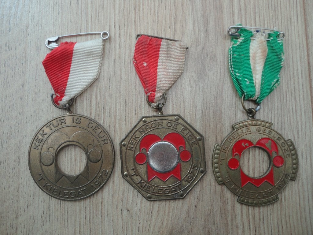Diverse oude carnavalsmedailles Kielegat Breda 72, 73 en 74, Hobby en Vrije tijd, Ophalen of Verzenden, Gebruikt, Versiering, Carnaval