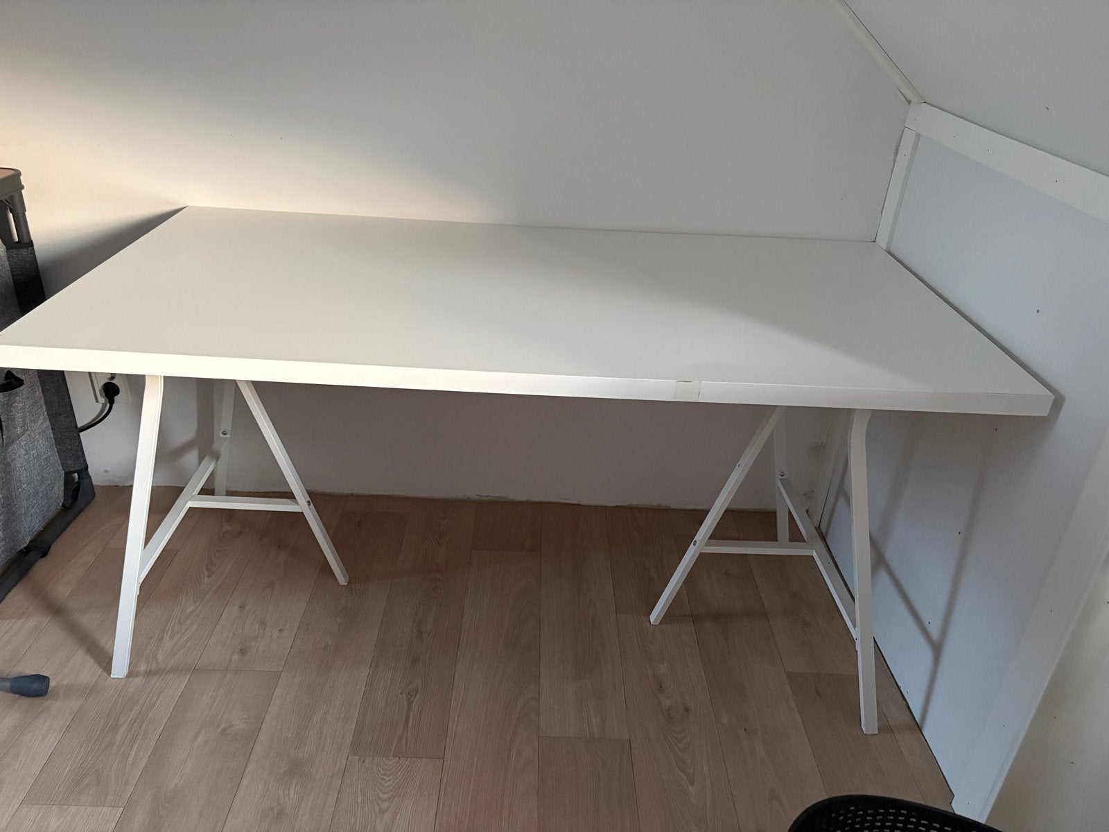 Wit bureau met metalen onderstel, Huis en Inrichting, Ophalen, Gebruikt, Spaanplaat of MDF, Overige merken
