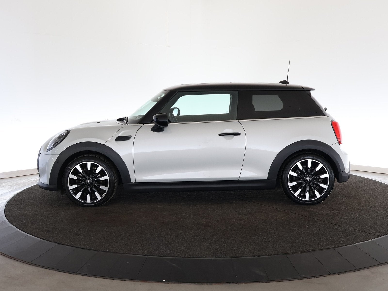 MINI Mini 1.5 Cooper Classic | Navi | Clima | Leder | 12 maa, Auto's, 136 pk, Gebruikt, 4 stoelen, Bedrijf