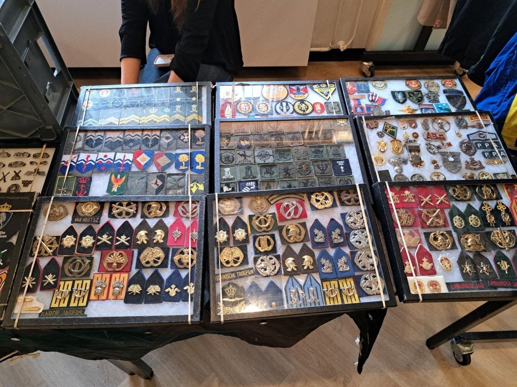 Militariabeurs in Breda., Ophalen of Verzenden, Landmacht, Nederland, Embleem of Badge