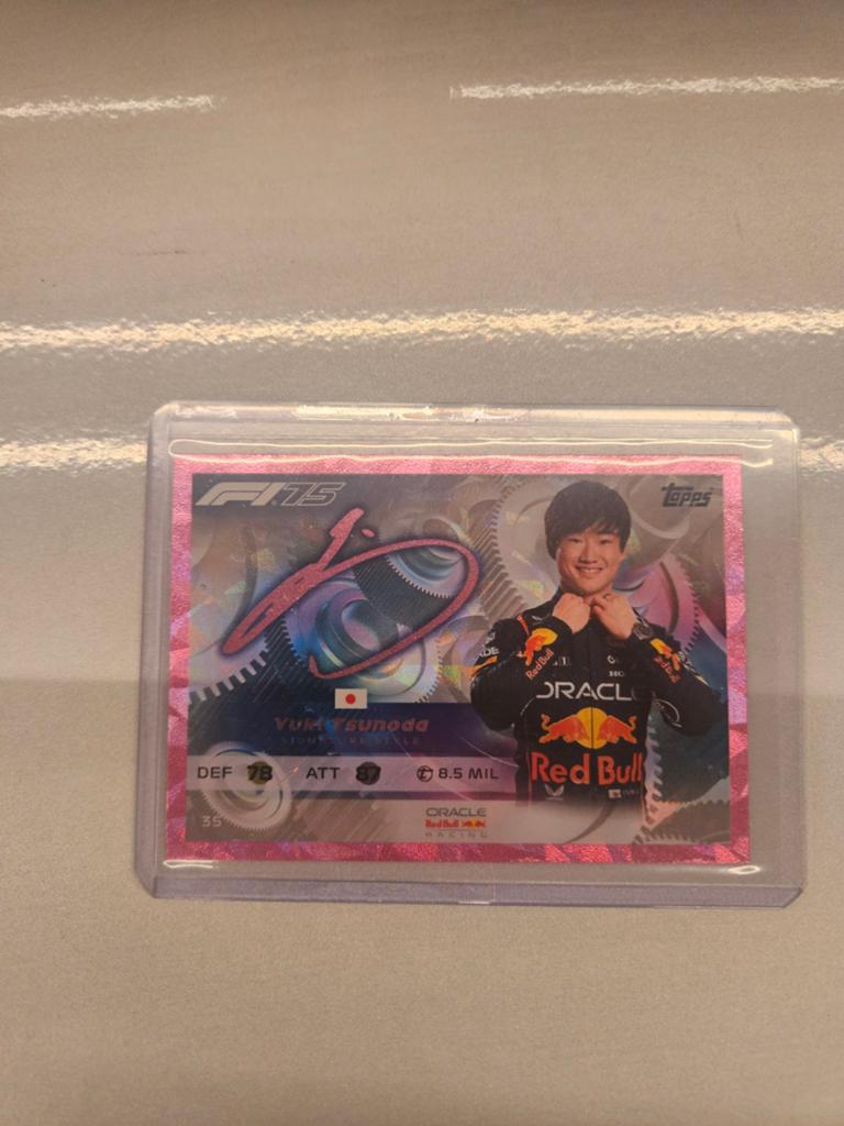 35 yuki tsunoda f1 75 signature style pink parallel topps ta, Ophalen of Verzenden, Nieuw, Plaatje