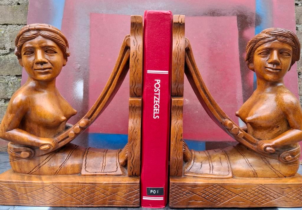 Boekensteun. Art deco. Houtsnijwerk, hardhout.  22/30 cm., Ophalen, Zo goed als nieuw
