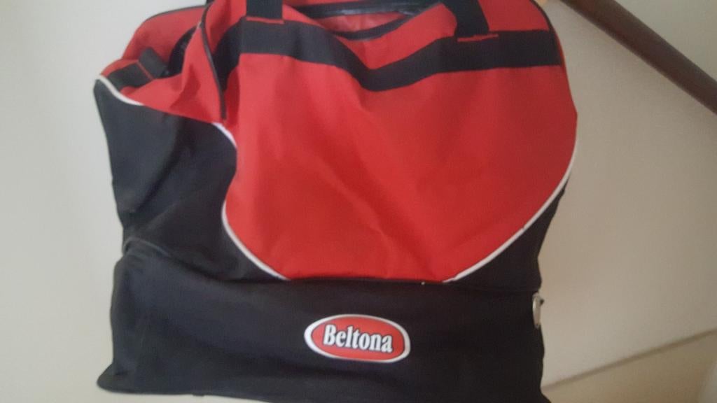 Voetbaltas - Rood/Zwart met apart schoenenvak, Ophalen of Verzenden, Gebruikt, Unisex volwassen