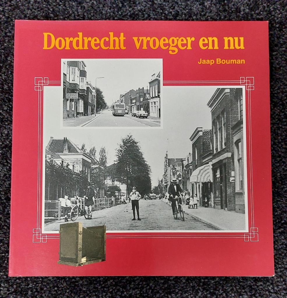 Dordrecht vroeger en nu door J. Bouman, Ophalen of Verzenden, Gelezen