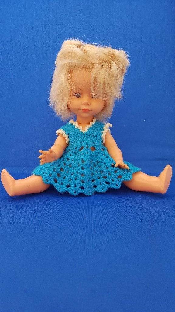 Vintage pop "Bella" 31-10, 32cm onderbroek blauw jurkje 4A12, Verzamelen, Poppen, Tweedehands verkoop, Tweedehands verkoop, Gebruikt