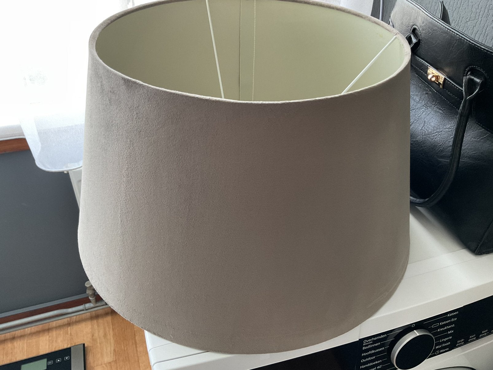 2 Donkerbeige (taupe) velvet lampenkappen (velours), Huis en Inrichting, Lampen | Lampenkappen, Ophalen, Gebruikt, Beige, Rond