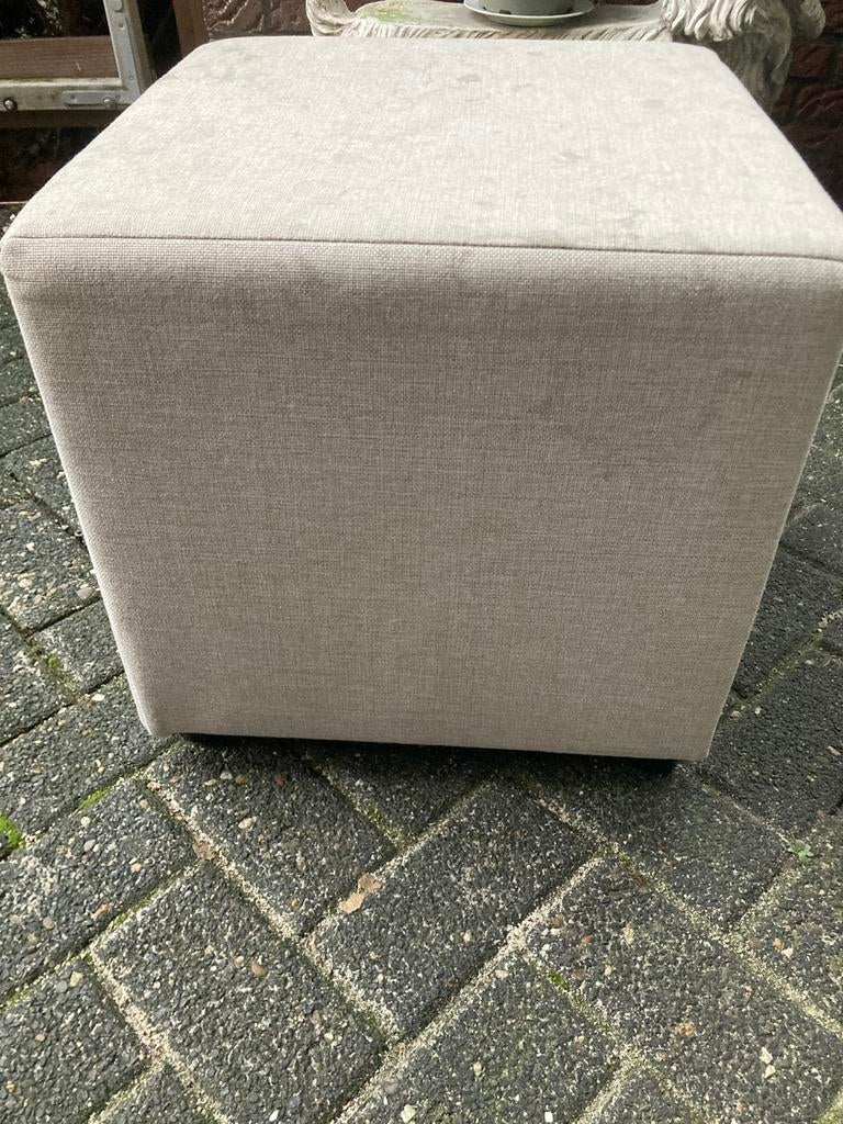 Gratis! Beige poef, Ophalen, Gebruikt, Vierkant, Minder dan 50 cm