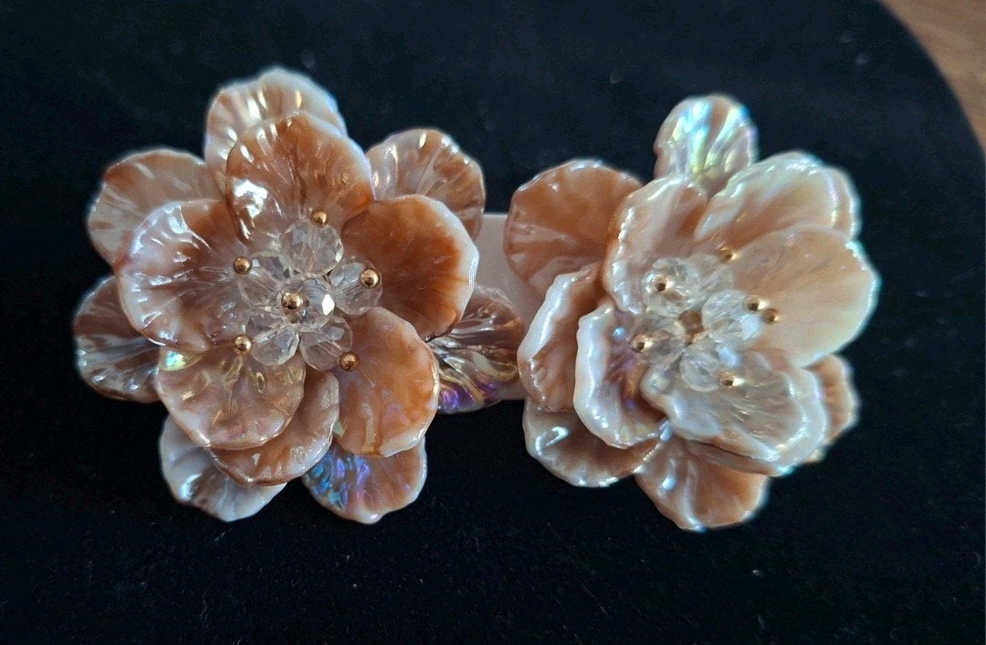 Mooie bloem oorbellen, Sieraden, Tassen en Uiterlijk, Overige materialen, Beige, Nieuw, Ophalen of Verzenden