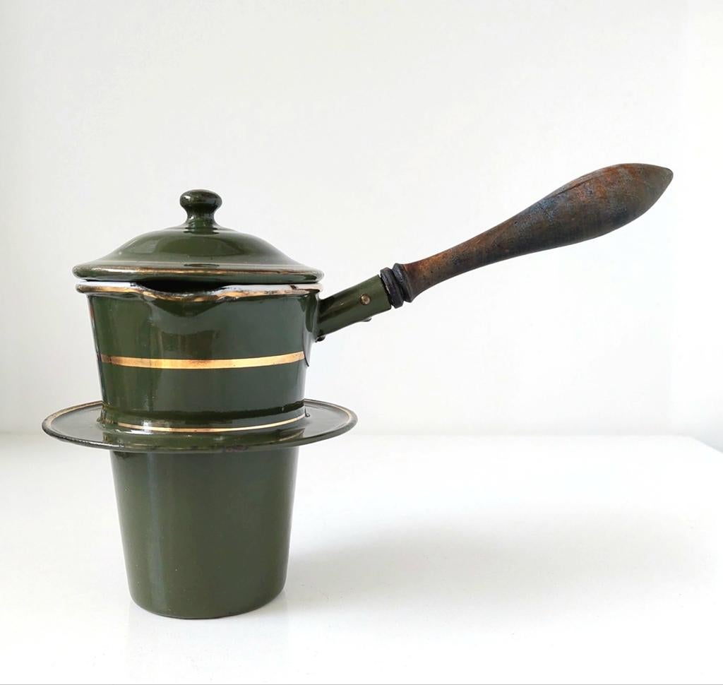 Oud Donkergroen Emaille Keukenemaille met gouden bies, Verzenden
