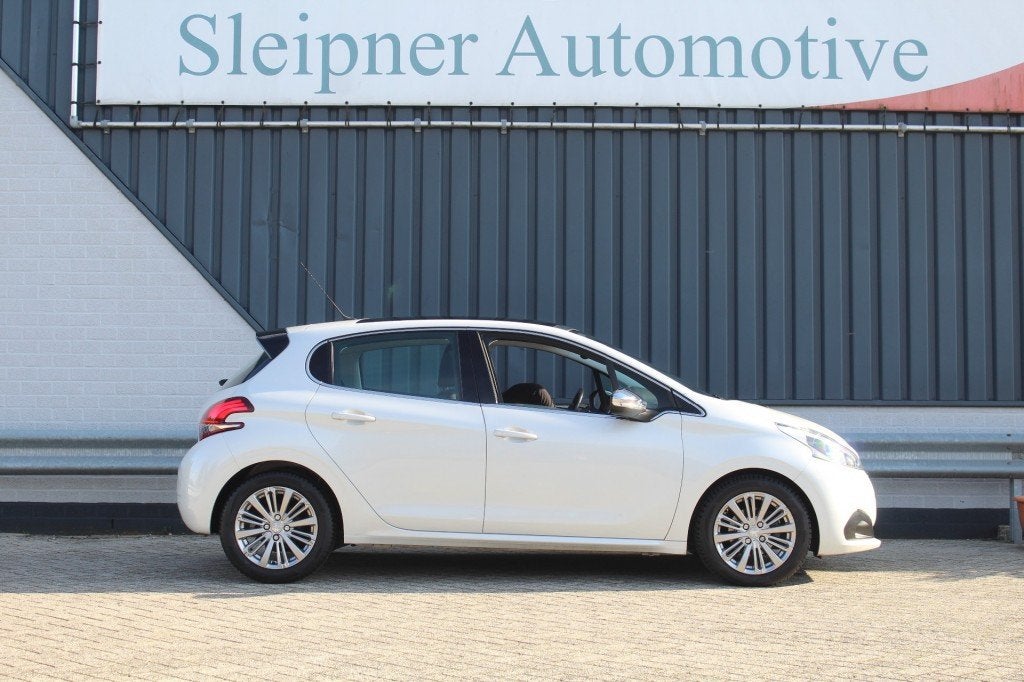 Peugeot 208 1.2 PURETECH ALLURE/ AUTOMAAT- NAVI-PANO-D.riem, Auto's, Gebruikt, Euro 6, 1199 cc, Verwarmde buitenspiegels