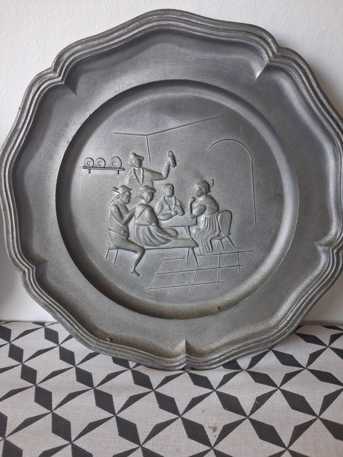 Set van 3 antieke tinnen borden met reliëf, Ophalen