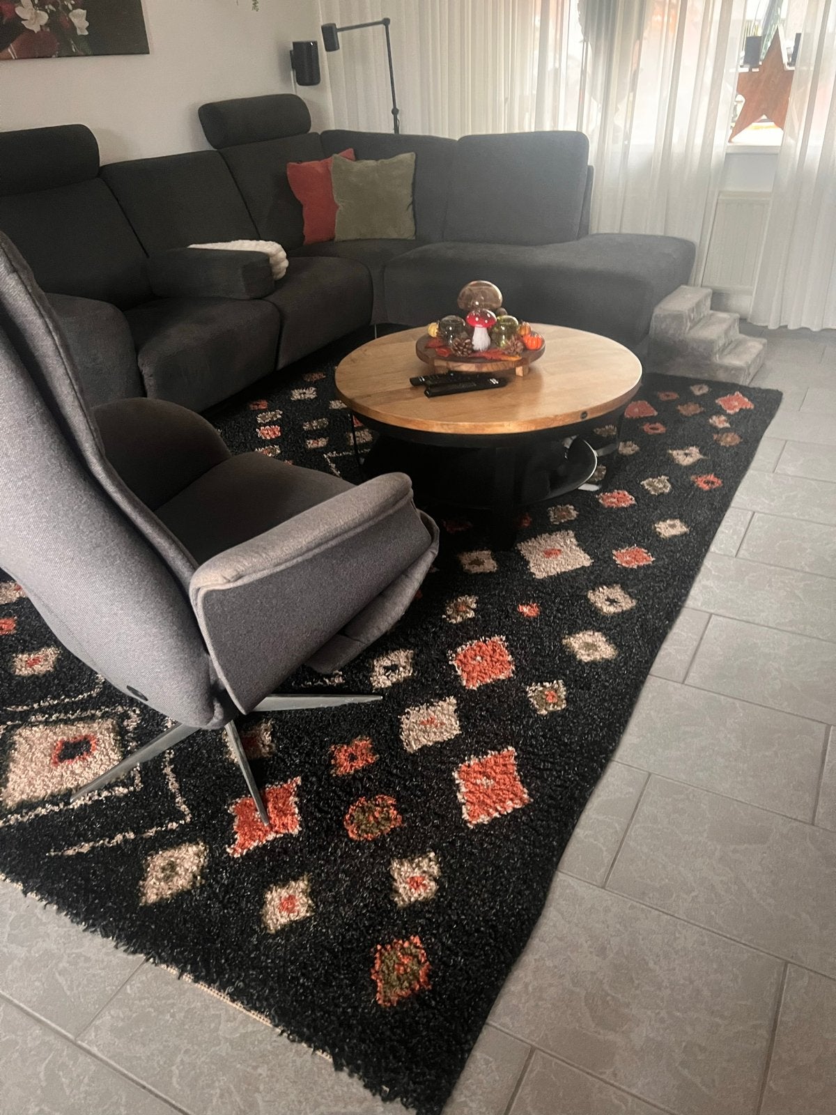 Rechthoekig en rond tapijt met modern patroon, Ophalen, Gebruikt, Zwart, 150 tot 200 cm
