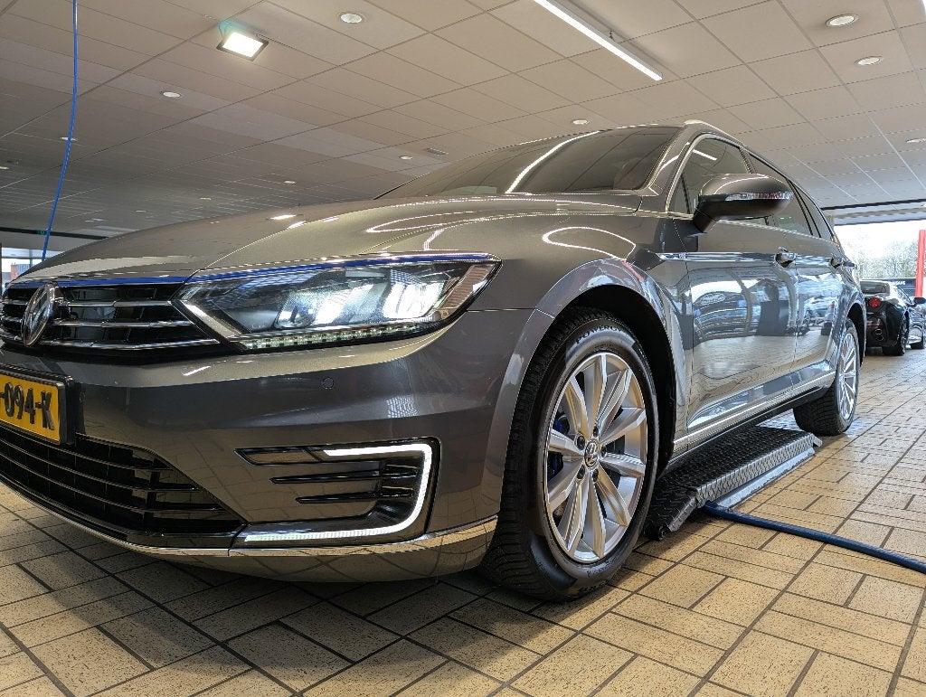 VW Passat GTE 2016 - 1e eig - PANO - NLauto - 142.000KM, Stof, Bluetooth, 1600 kg, Blauw