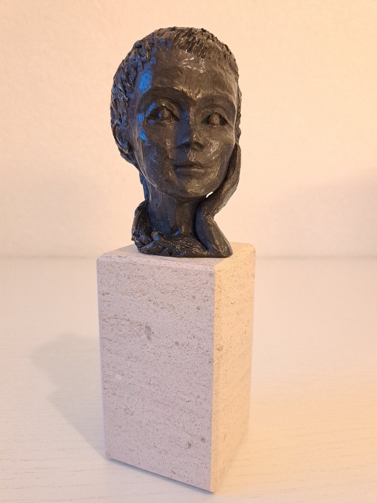 Bronzen sculptuur "Luisteren" van Astrid Veldhuyzen-Koppen, Ophalen, Minder dan 20 cm, Brons, Beeld
