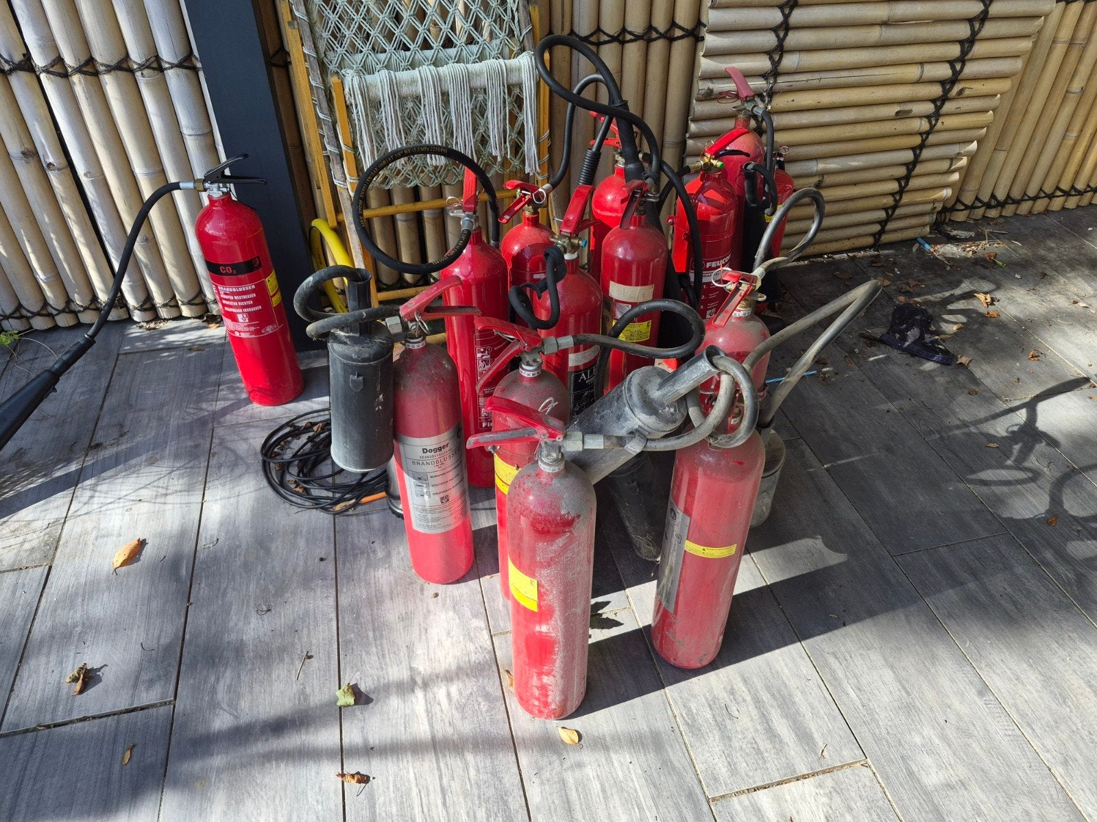 co2 brandblussers 5kg 13 flessen 10 euro per stuk, Ophalen