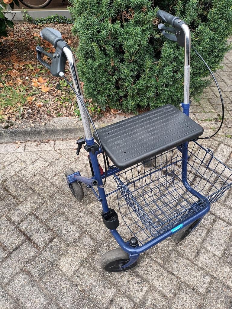 Blauwe rollator, Ophalen