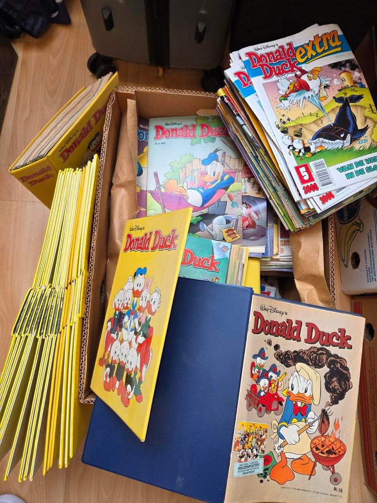 Bananendoos vol Donald Duck en Donald Duck Extra partij, Meerdere comics, Ophalen, Gelezen, Europa