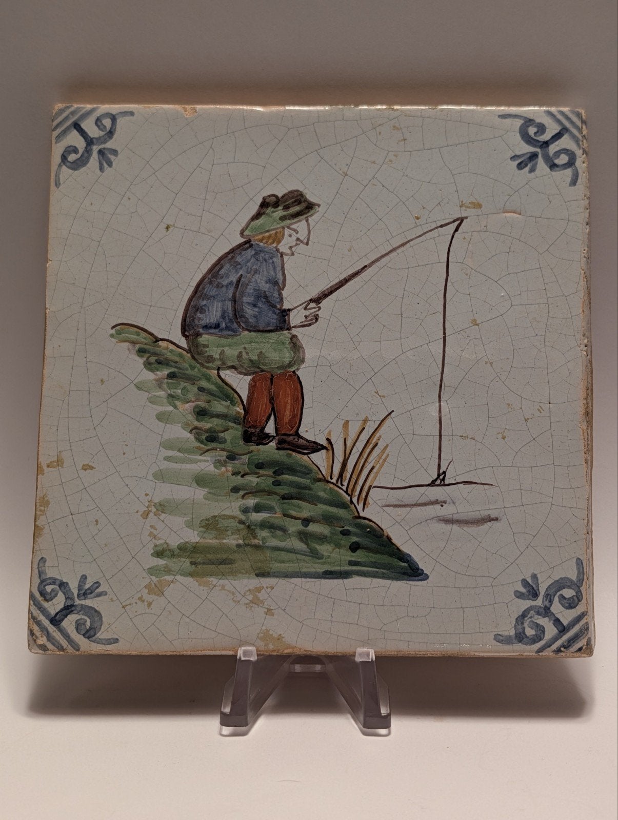 Antieke Polychrome Tegel – Visser aan de Waterkant, Ophalen of Verzenden
