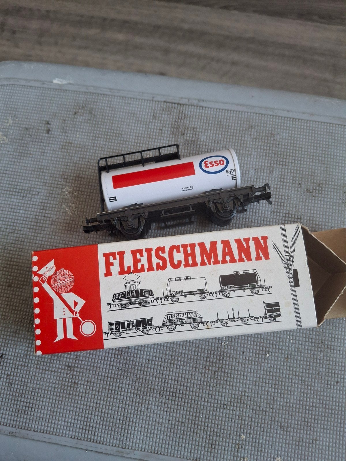 Fleischmann ESSO Tankwagon - Zo goed als nieuw, Gelijkstroom, Fleischmann, Wagon, Ophalen of Verzenden