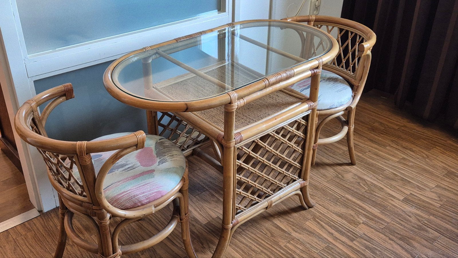 Rotan tafel met glazen blad en twee stoelen, Ophalen, Gebruikt, 50 tot 100 cm, Glas