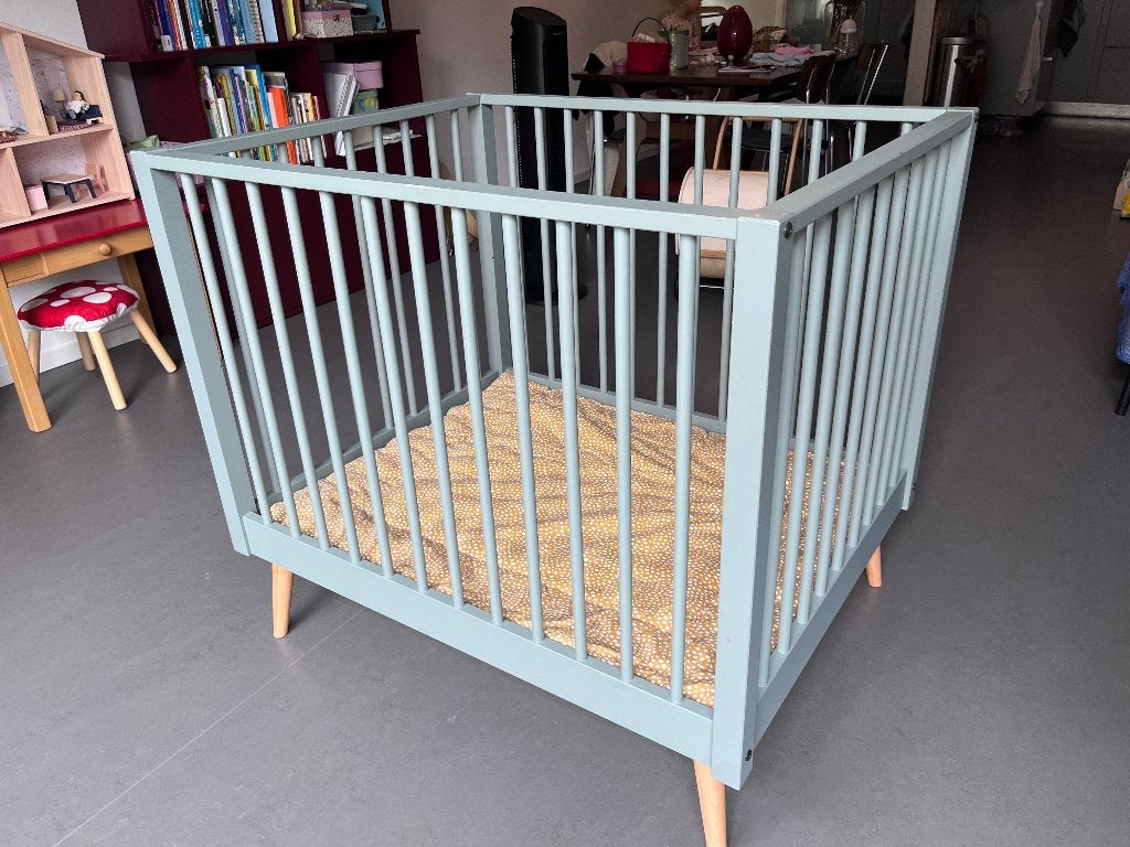 Europe Box Evy (Teal), Kinderen en Baby's, Boxen, Ophalen, Zo goed als nieuw, Rechthoekig, In hoogte verstelbaar