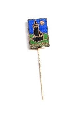 emaille speld KOKORIN met kasteel / toren, Verzamelen, Speldjes, Pins en Buttons, Ophalen of Verzenden, Overige onderwerpen, Speldje of Pin