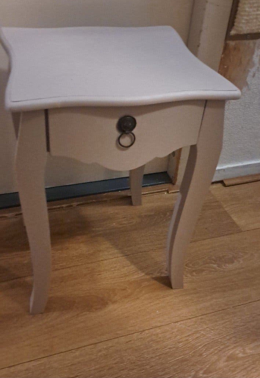 grijs achtige nachtkastje, Huis en Inrichting, Slaapkamer | Nachtkastjes, Minder dan 45 cm, Ophalen of Verzenden, Zo goed als nieuw