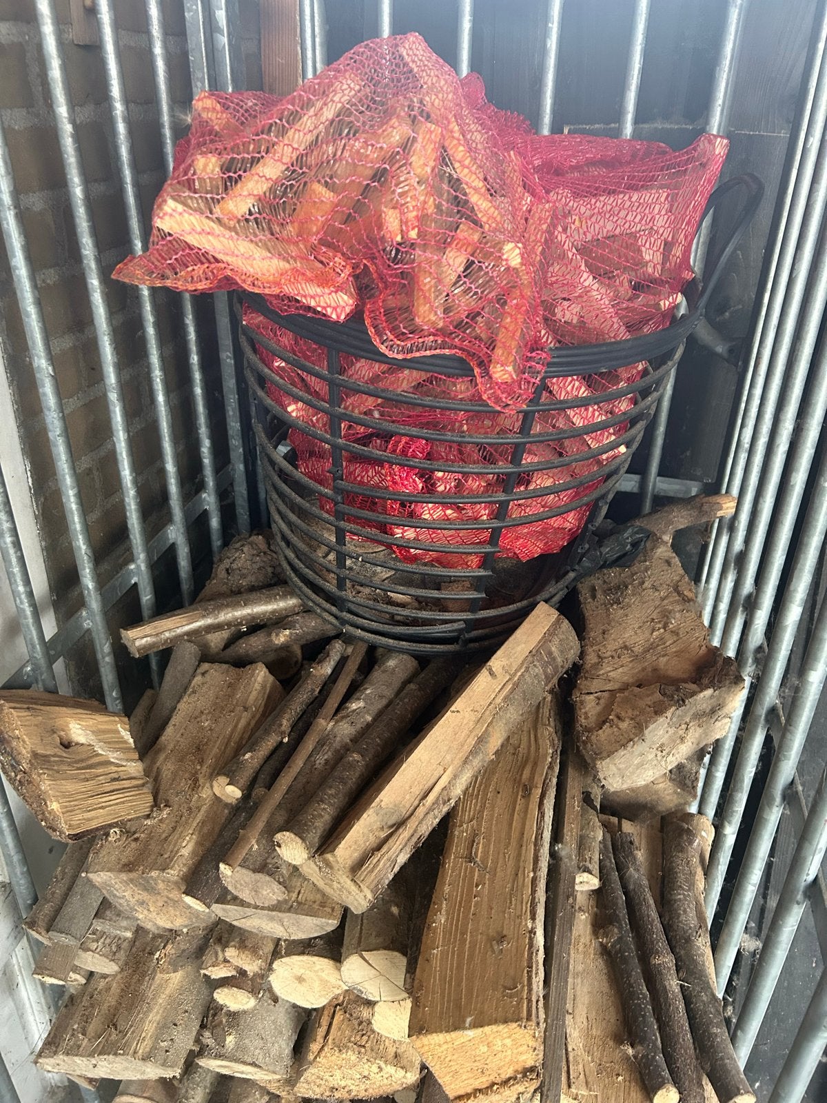 Haard hout in rolcontainer, Tuin en Terras, Haardhout, Minder dan 3 m³, Ophalen, Overige houtsoorten, Blokken