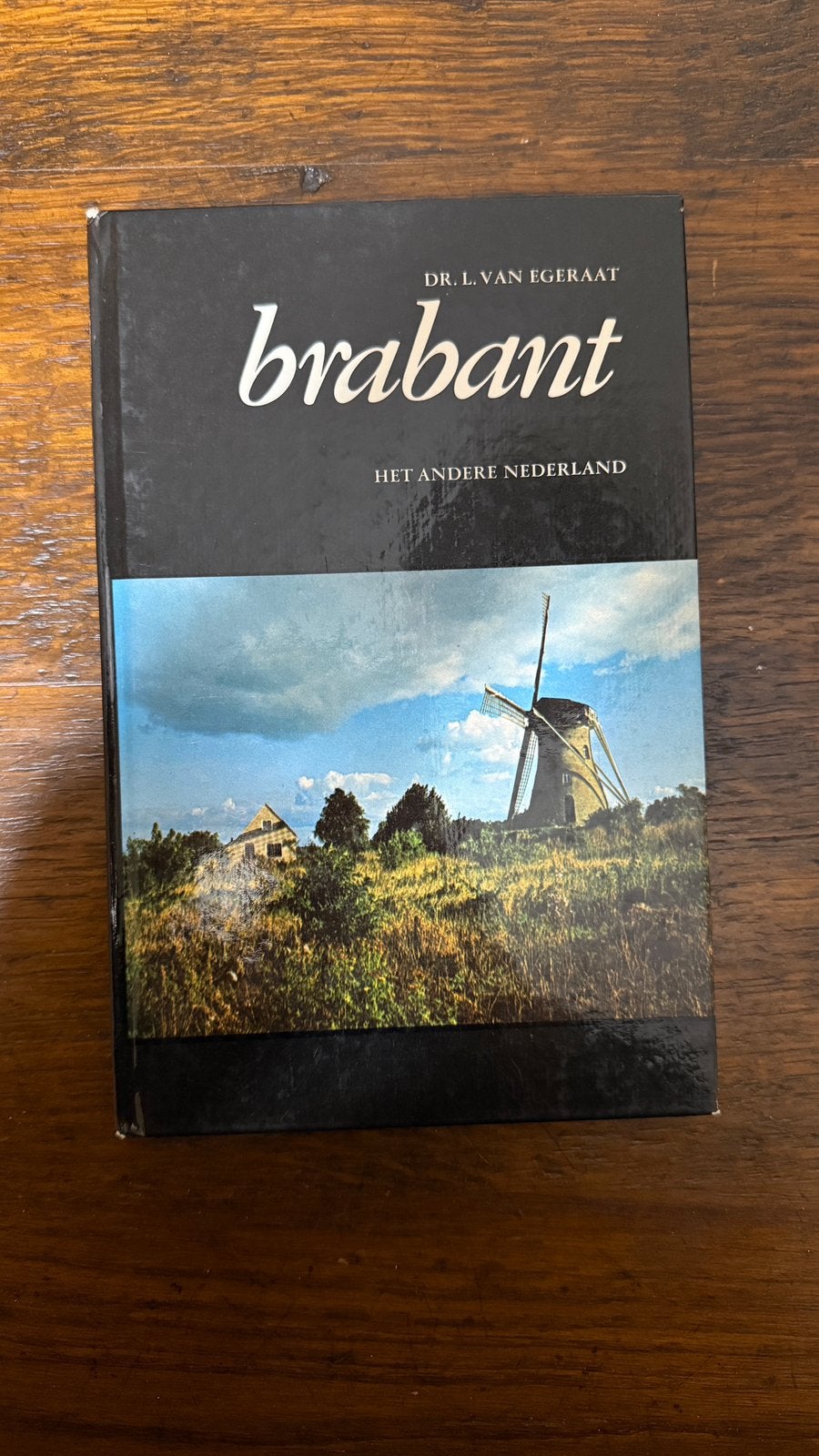 Brabant het andere Nederland  boek Dr. L. van Egeraat, Fiets- of Wandelgids, Zo goed als nieuw, Benelux, Ophalen