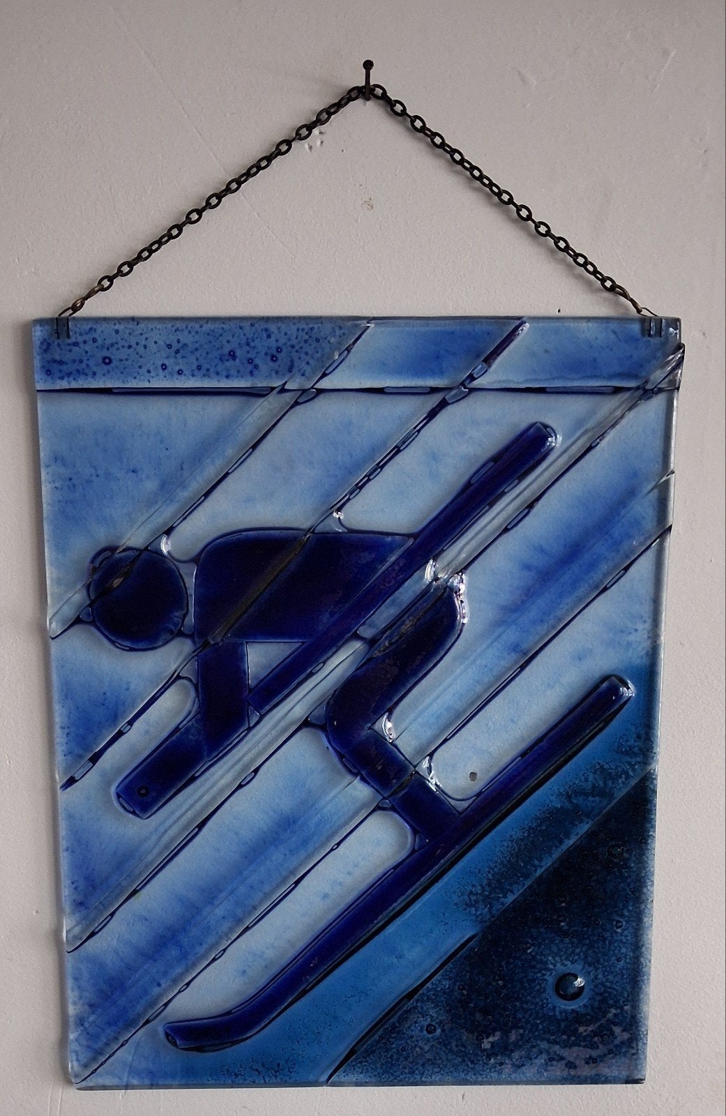 KOSTA BODA ? Skiën. Reliëf. Raamhanger glas. 25/32 cm., Ophalen