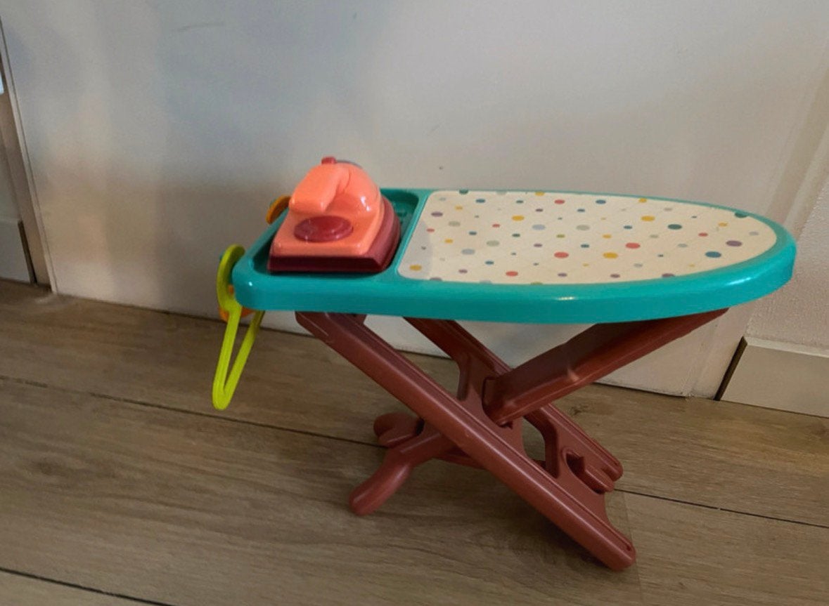Speelgoed strijkbout + strijkplank + 2 hangertjes, Ophalen of Verzenden, Zo goed als nieuw, Jongen of Meisje