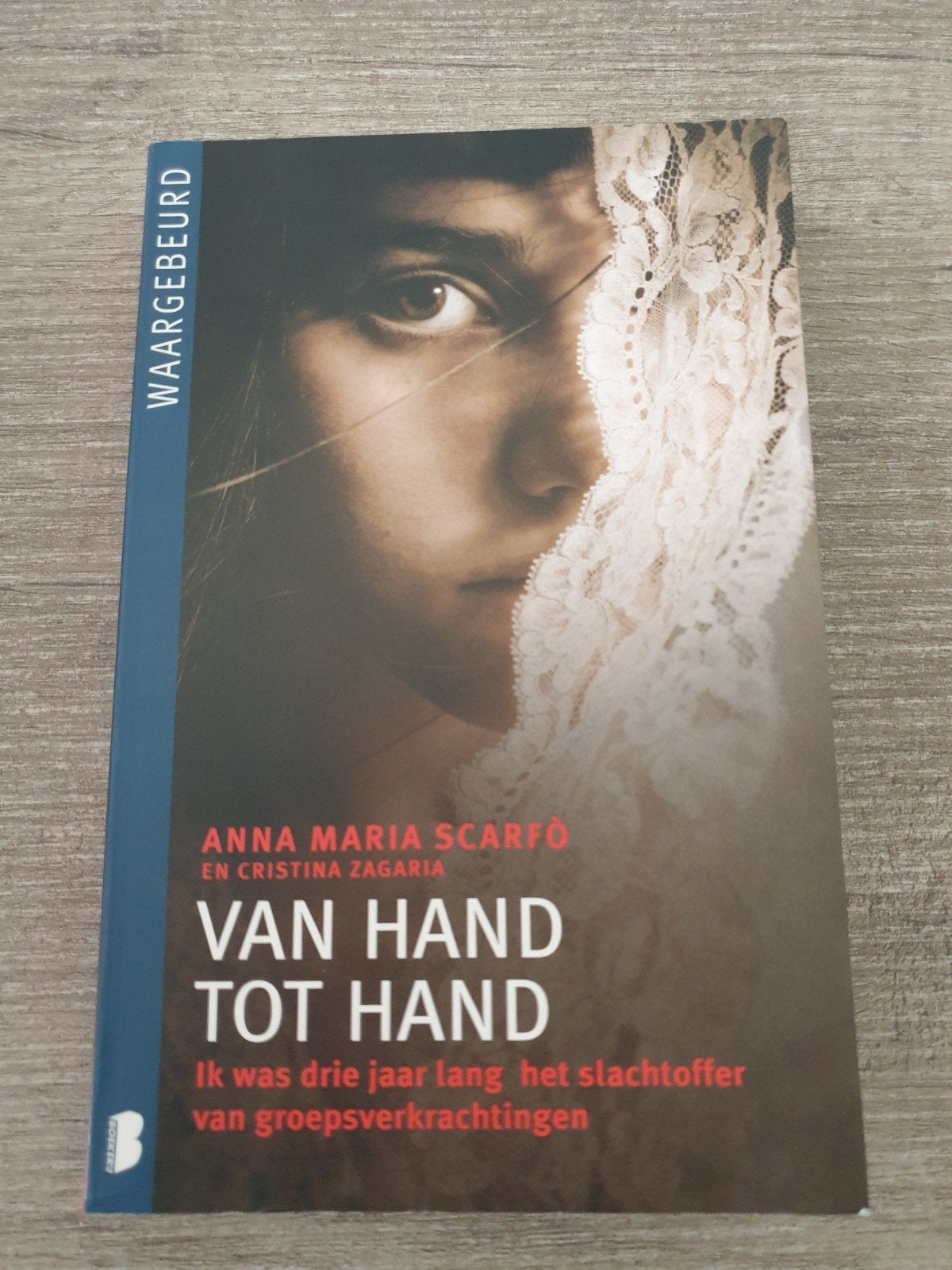 Van Hand Tot Hand - Waargebeurd verhaal, Boeken, Ophalen of Verzenden, Gelezen, Anna Maria Scarfò en Cristina Zagaria