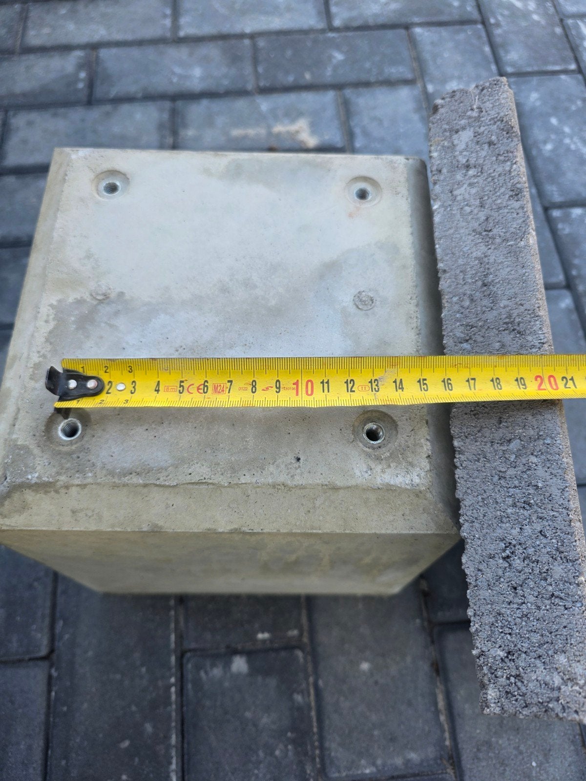 Betonpoer met moergaten en steltegel, Ophalen, Nieuw