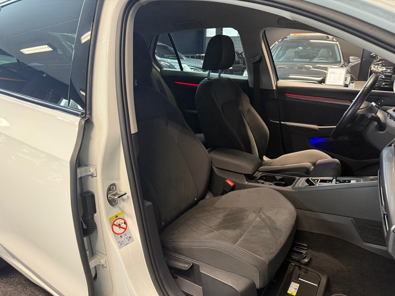 Volkswagen Golf 8 1.5 eTSI|Navi|Camera|Sfeer|ACC|DSG|Memory|, 12 maanden, Stof, 4 cilinders, Wit