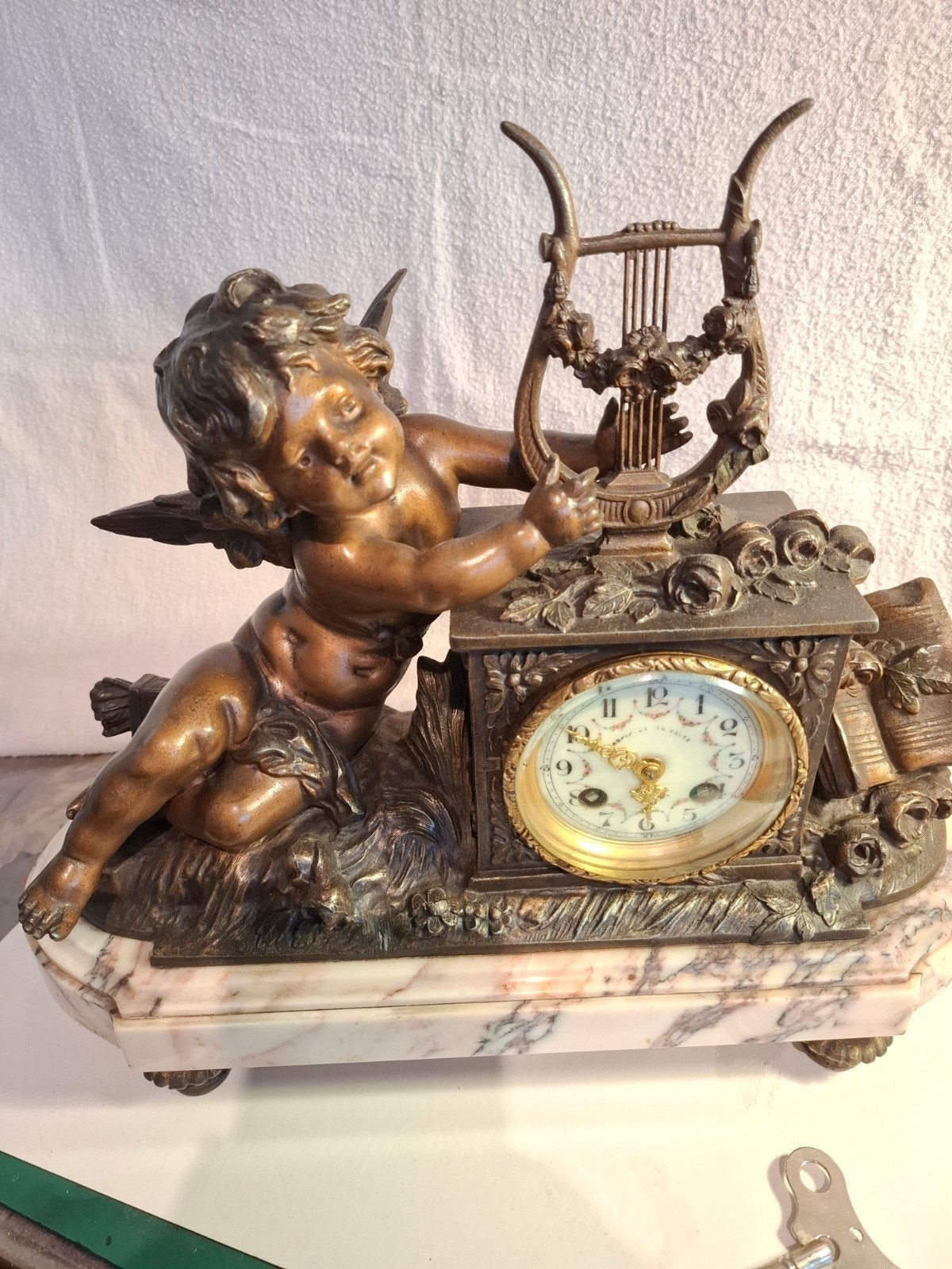 Antieke pemdule , engel  met harp op marmeren voet, Ophalen of Verzenden