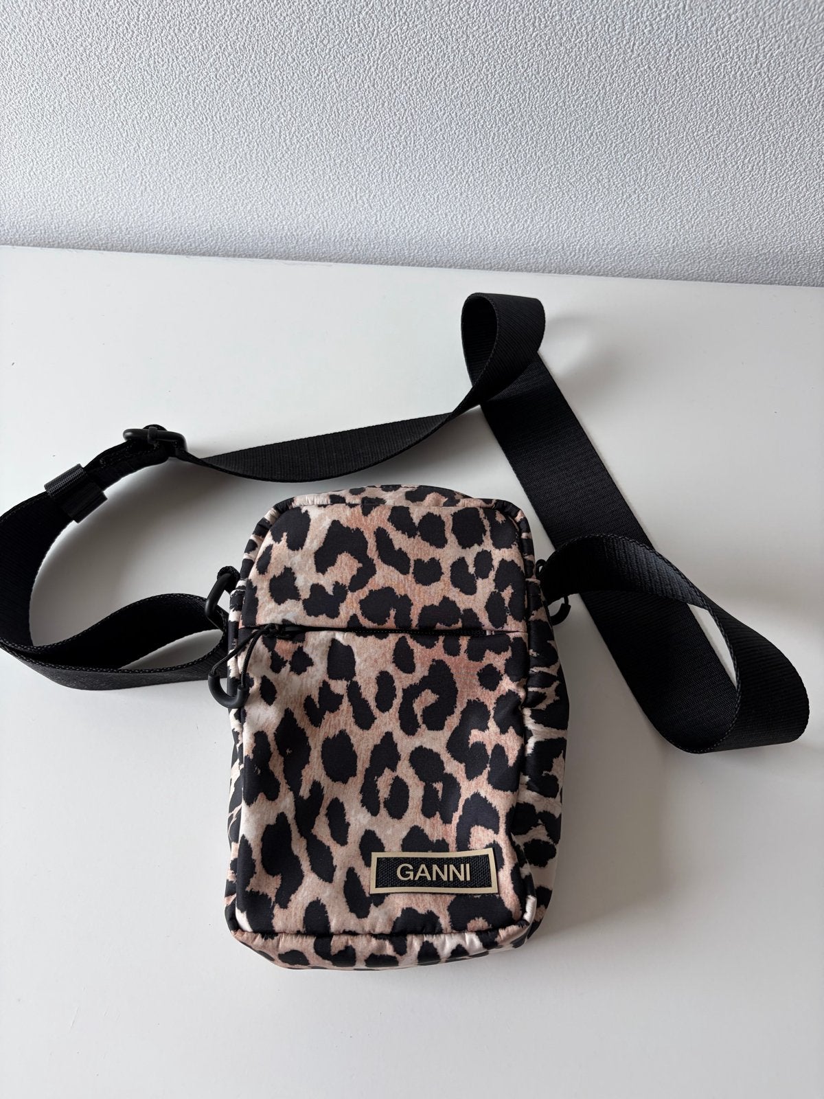 Ganni Leopard Crossbody Tasje - nieuw zonder prijskaartje, Sieraden, Tassen en Uiterlijk, Ophalen of Verzenden, Nieuw, Bruin, Schoudertasje