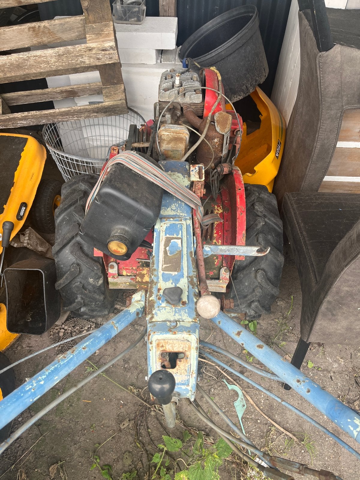 Oude tweewielige tractor voor grondbewerking, Ophalen, Gebruikt