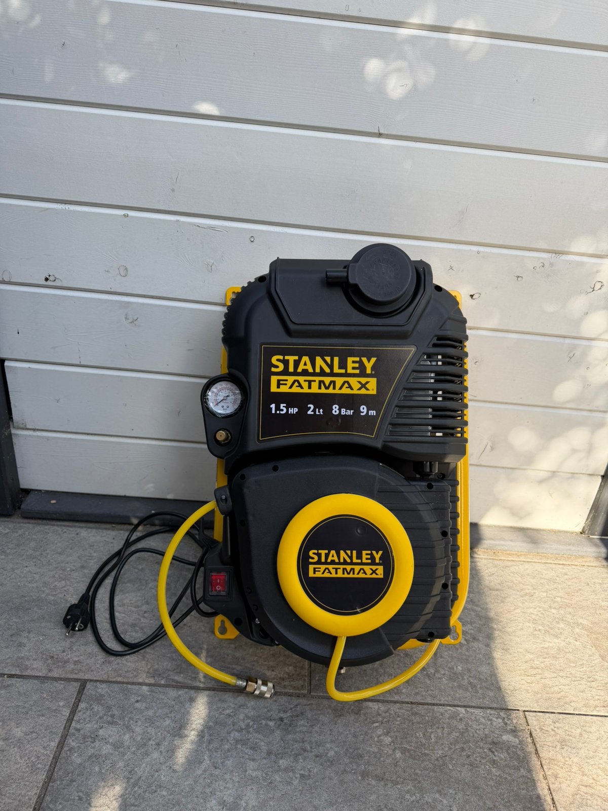 Stanley Fatmax Walltech Wandcompressor met Slanghaspel, Doe-het-zelf en Verbouw, Ophalen, Zo goed als nieuw, Minder dan 200 liter/min
